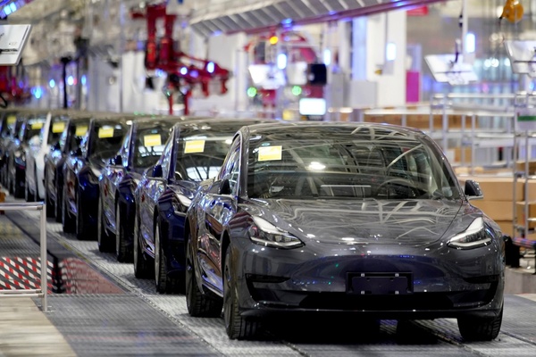 Las ventas de Tesla cayeron un 4,8% en el segundo trimestre del a帽o a 443.956 veh铆culos - Revista PLUS