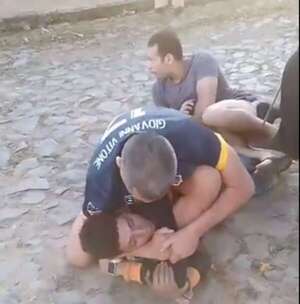 Video: hartos de los robos, vecinos reducen y atan a una columna a un ladrón de cables - Policiales - ABC Color