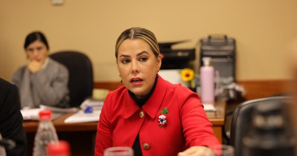Lizarella promociona por el interior "12 ciencias", el manual antigénero que el MEC quieren imponer a los niños