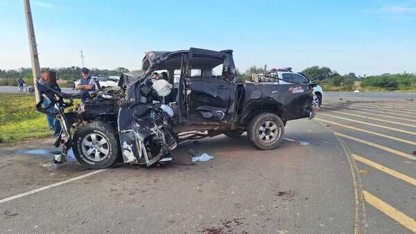Grave choque entre tractocamión y camioneta deja tres heridos en Pilar