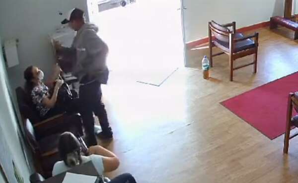 Video: así fue el asalto a una mujer en una capilla de Asunción mientras rezaba - Policiales - ABC Color