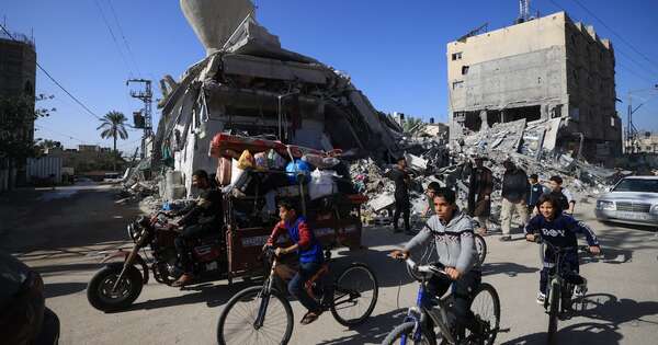 La Nación / Miles de palestinos huyen del sur de Gaza