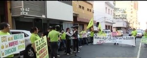 Docentes contra la ley de servicio público - SNT