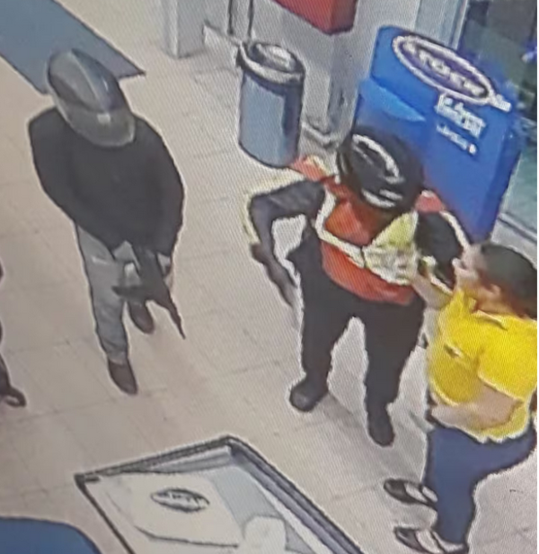 Motochorros toman por asalto un supermercado en Carapeguá