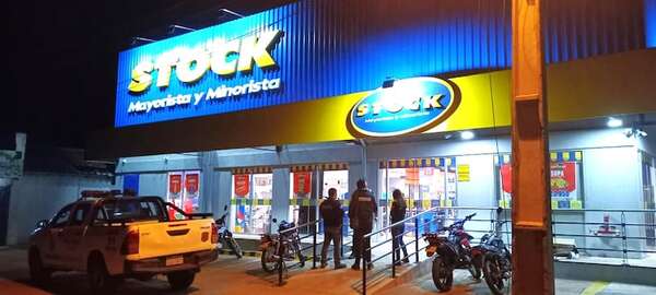 Video: desconocidos armados irrumpen en un supermercado y hurtan G. 8.000.000 en Carapeguá - Nacionales - ABC Color