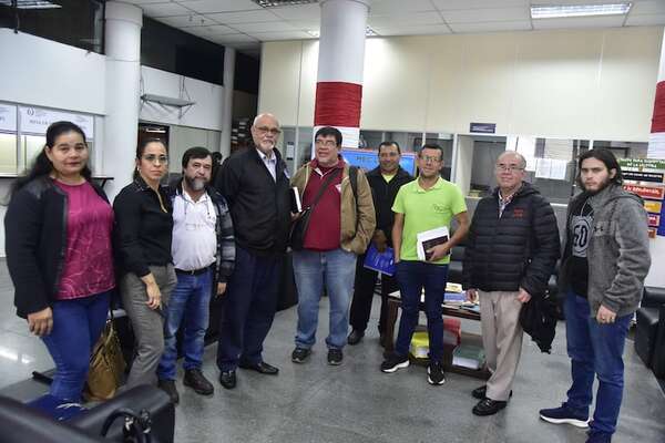 Docentes paran hoy y se movilizan contra carrera civil tras falta de acuerdo con el gobierno - Nacionales - ABC Color