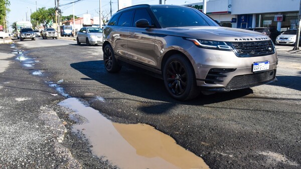 Accidentes viales al esquivar baches son constantes en área metropolitana