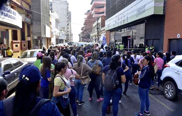 Ley de carrera civil: los cuestionamientos de los docentes, que van hoy a paro y se movilizan - Nacionales - ABC Color
