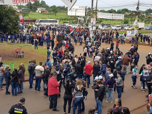 Docentes se movilizan por 48 horas en repudio al proyecto de Ley que regula Función Pública - La Clave