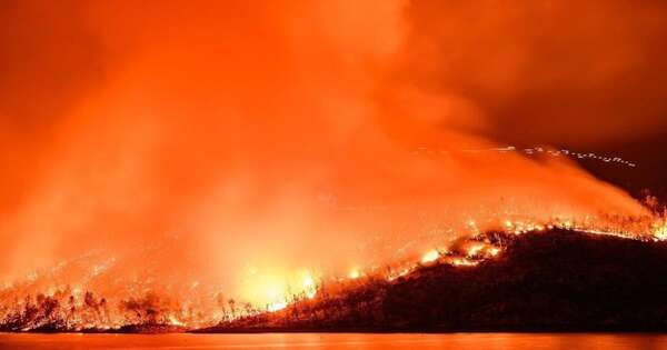 La Nación / Voraz incendio avanza en California y obliga a evacuar a miles de personas