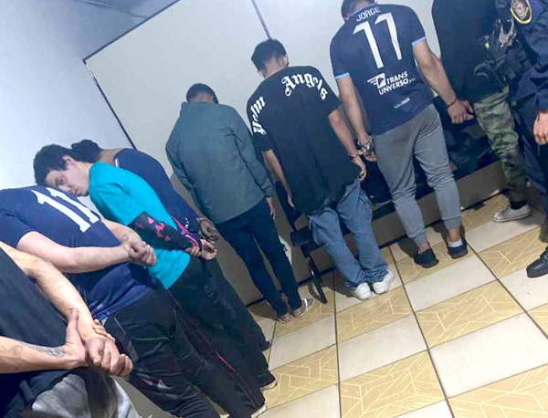 Nuevo enfrentamiento entre vándalos desalojados y policías dejó 12 detenidos - La Clave