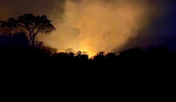 Fuego consume al histórico Parque Cerro Corá