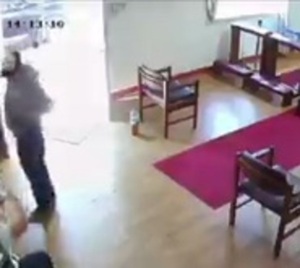 ¡Ya ni rezar se puede! Delincuente con arma blanca atracó un oratorio - Paraguay.com