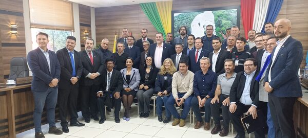 Pdte. Franco: Reunión para tratar servicio de transporte público internacional - La Clave