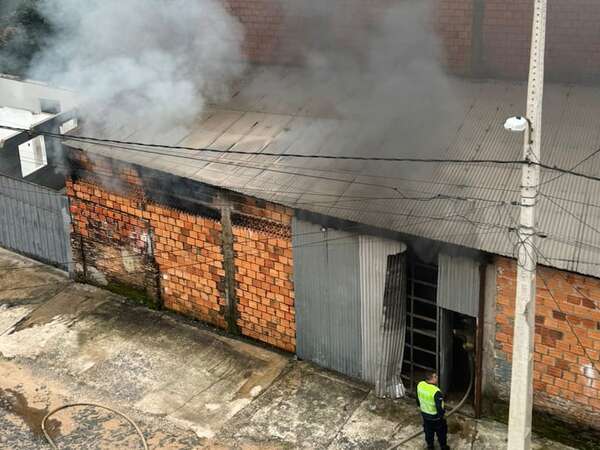 Video: reportan incendio en depósito de pallets en zona del Corredor Vial Botánico - Nacionales - ABC Color