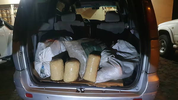 Cae adolescente que transportaba marihuana a la orilla del río Paraná - Noticiero Paraguay