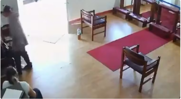 Ladrón apretó a doñas mientras rezaban en un oratorio