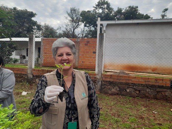 EBY apoya la agricultura familiar en Cambyretá con entrega de plantines y asesoramiento técnico