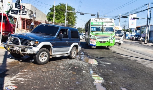 Baches en Asunción causan demoras de hasta 20 minutos a conductores