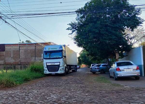 Incautan camión cargado con productos presumiblemente de contrabando en Pedro Juan Caballero - Policiales - ABC Color