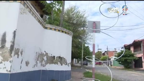 Corren peligro por un puente en mal estado - SNT