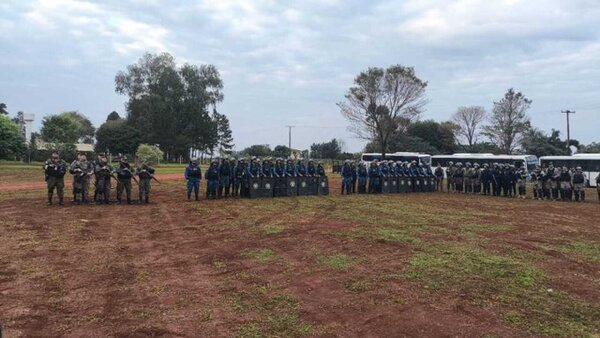 Con fuerte dispositivo policial, desalojan a unas 80 familias de una propiedad en Edelira