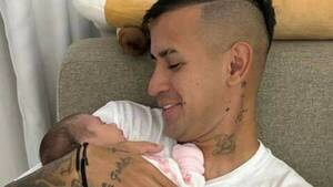 [VIDEO] ¡Por fin Derlis González pudo alzar a su hija que nació hace dos semanas!