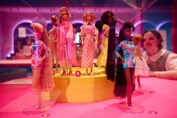 Barbie cumple 65 años y lo celebra con una muestra de muñecas en Londres - Mundo - ABC Color