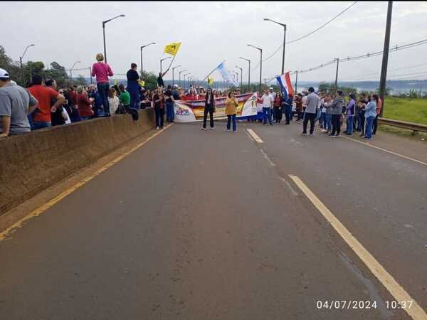 Docentes se manifiestan contra Proyecto de Ley en Encarnación