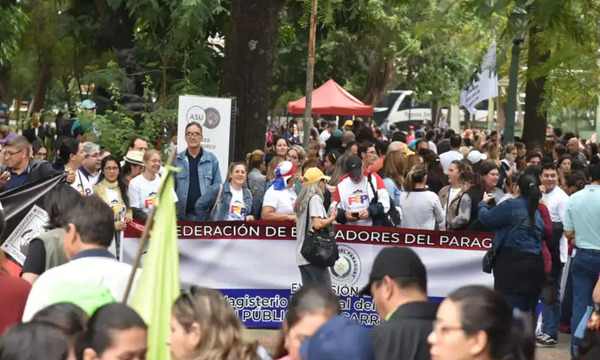 El primer día de protestas contra la ley de carrera civil, docentes copan microcentro de Asunción - OviedoPress