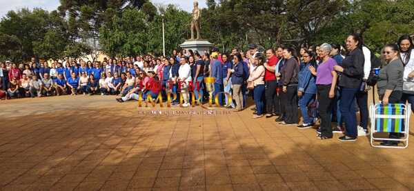 Docentes iniciaron movilizaciones en plaza céntrica contra la Ley de carrera civil - Radio Imperio 106.7 FM