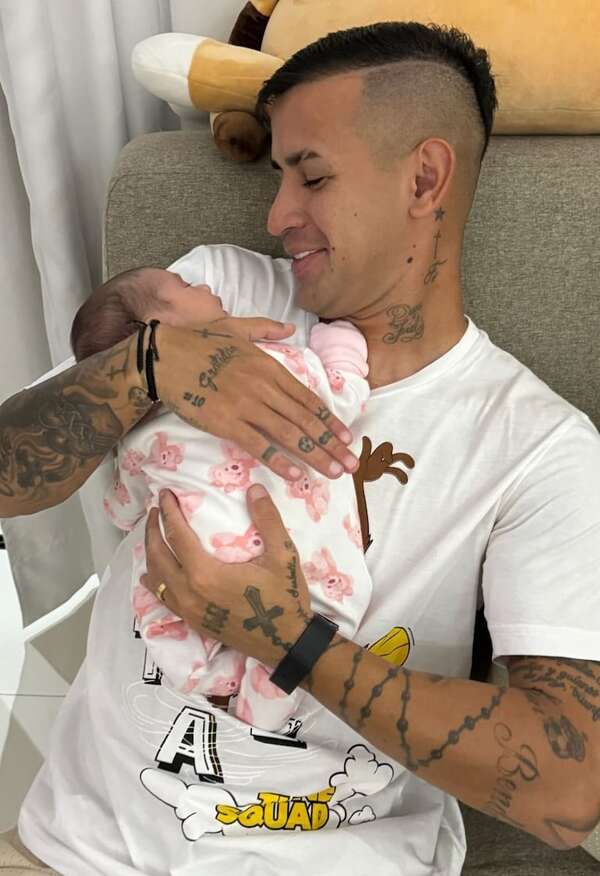 Derlis González conoció a su tercera hija. ¡Mirá el tierno video! - Gente - ABC Color