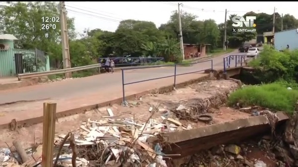 Corren peligro por un puente en mal estado - SNT