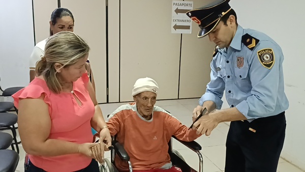 A sus casi 100 años, obtendrá por primera vez su cédula de identidad