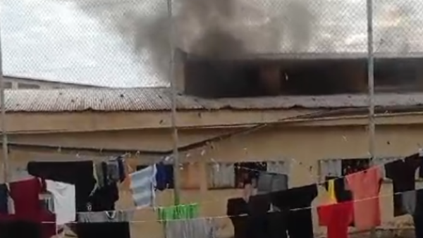 Reportan incendio y presunto amotinamiento con toma de rehén en Penal de Emboscada - trece