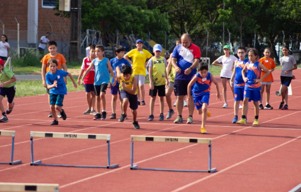 WORLD ATHLETICS premia a la FPA por promover atletismo en niños - Portal Digital Cáritas Universidad Católica