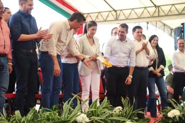 Santiago Peña resaltó la educación como pilar del progreso en jornada de Gobierno en Paraguarí - El Trueno