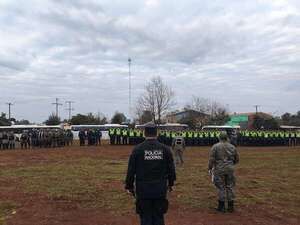 Aparatoso despliegue policial: más de 500 efectivos para desalojo en Edelira - Policiales - ABC Color