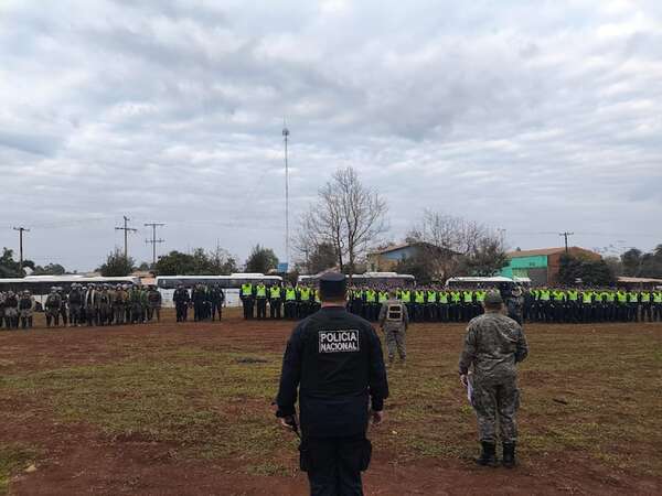Aparatoso despliegue policial: más de 500 efectivos para desalojo en Edelira - Policiales - ABC Color