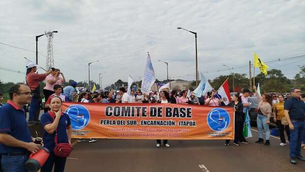 Docentes se movilizan en Encarnación con caravana y cierre de la ruta PY01 - Nacionales - ABC Color