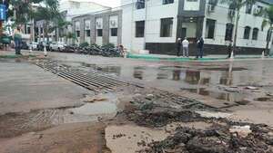 Denuncian que baches resaltan frente a la Gobernación de Cordillera - Nacionales - ABC Color