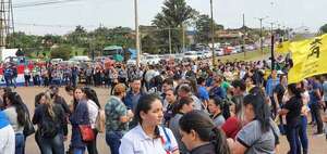Docentes de Alto Paraná se suman a la movilización contra ley de carrera civil - ABC en el Este - ABC Color