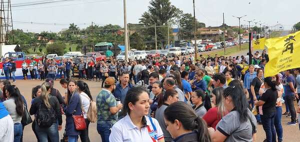 Docentes de Alto Paraná se suman a la movilización contra ley de carrera civil - ABC en el Este - ABC Color