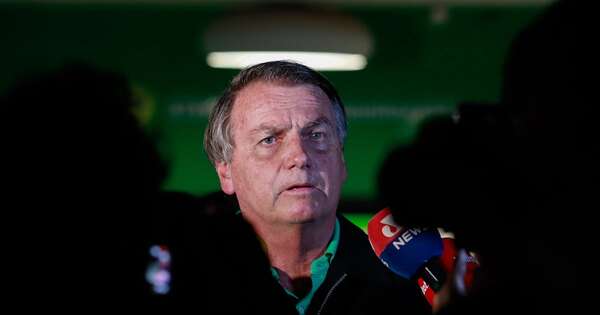 La Nación / Recomiendan imputar al expresidente Bolsonaro por el caso de las joyas saudíes