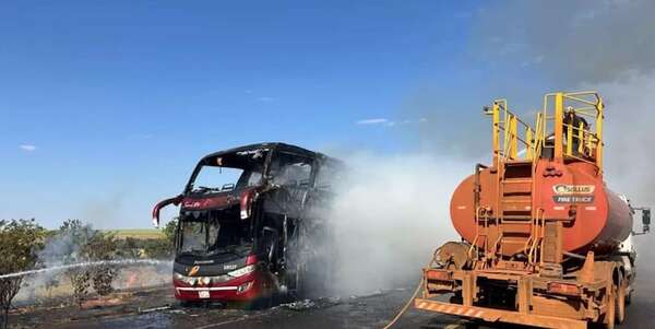 Bus paraguayo que iba a Brasil se incendia en plena ruta - Nacionales - ABC Color