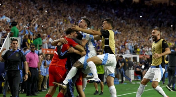 El “Dibu” Martínez rescata y lleva a la Albiceleste a semifinales