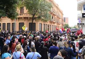 Carrera civil: docentes continúan en paro hoy y el Gobierno abre una mesa de trabajo  - Nacionales - ABC Color