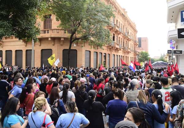 Carrera civil: docentes continúan en paro hoy y el Gobierno abre una mesa de trabajo - Nacionales - ABC Color