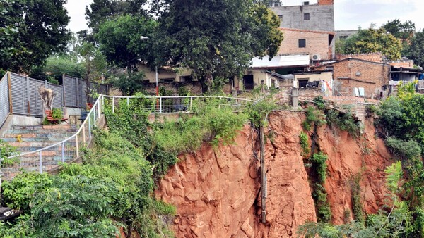 Vecinos exigen reforzar vallado de seguridad en ex cantera Tacumbú
