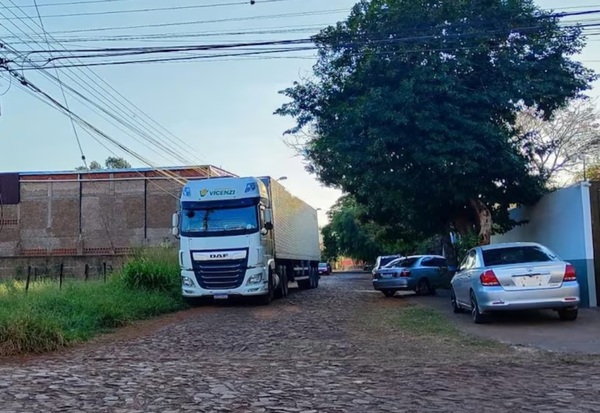 Con cargamento indocumentado, incautan camión por supuesto contrabando - Oasis FM 94.3